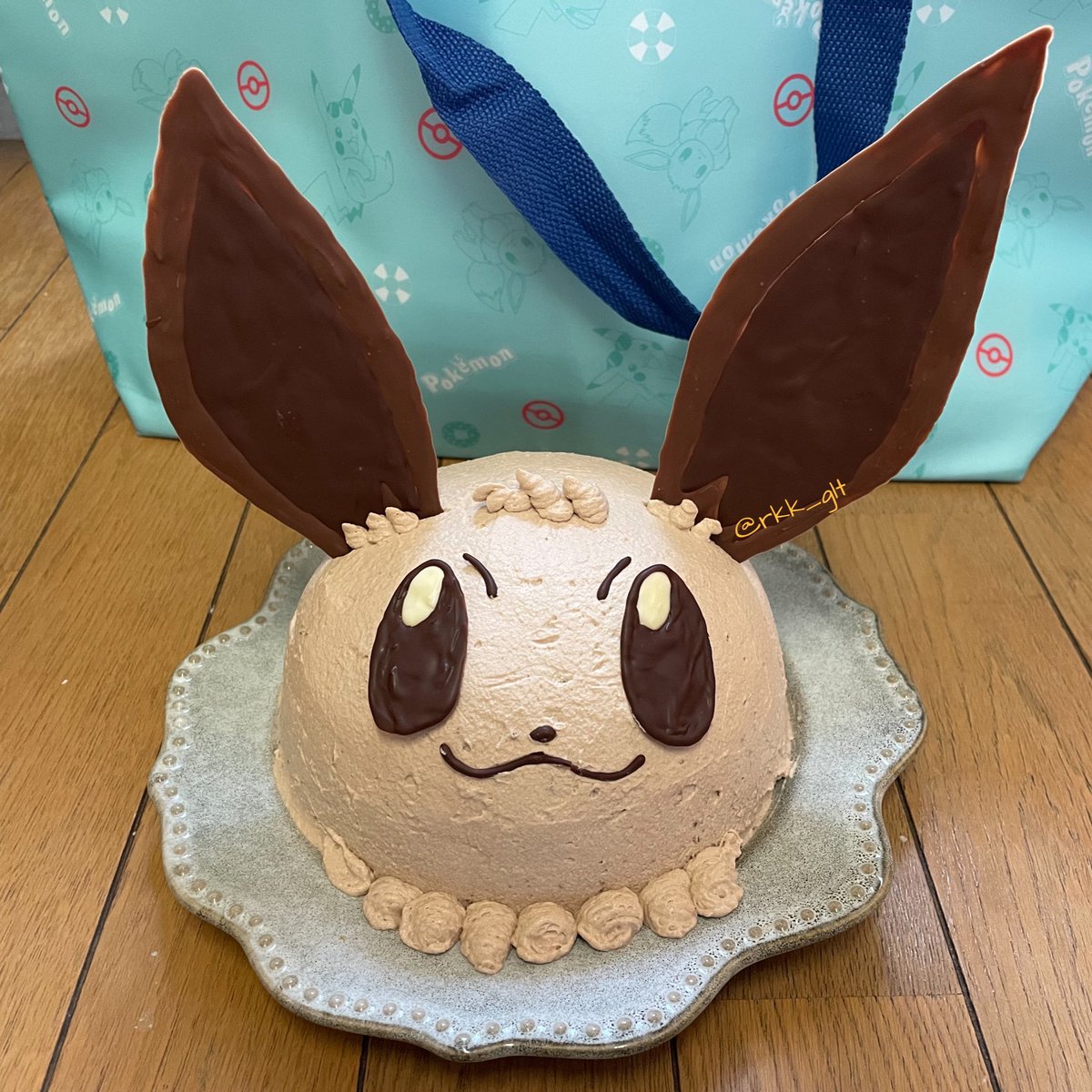 rkk_glt's tweet photo. イーブイちゃん大好きな息子がお誕生日ケーキはイーブイのお顔を食べたい！ということで作った！チョコの耳も無事立ってよかった〜！
初ドームケーキも崩れずにできてよかった！誕生日おめでとう！！
#ポケモン #イーブイ #手作りお菓子 #cotta #コッタ https://t.co/gf6F10qzhC