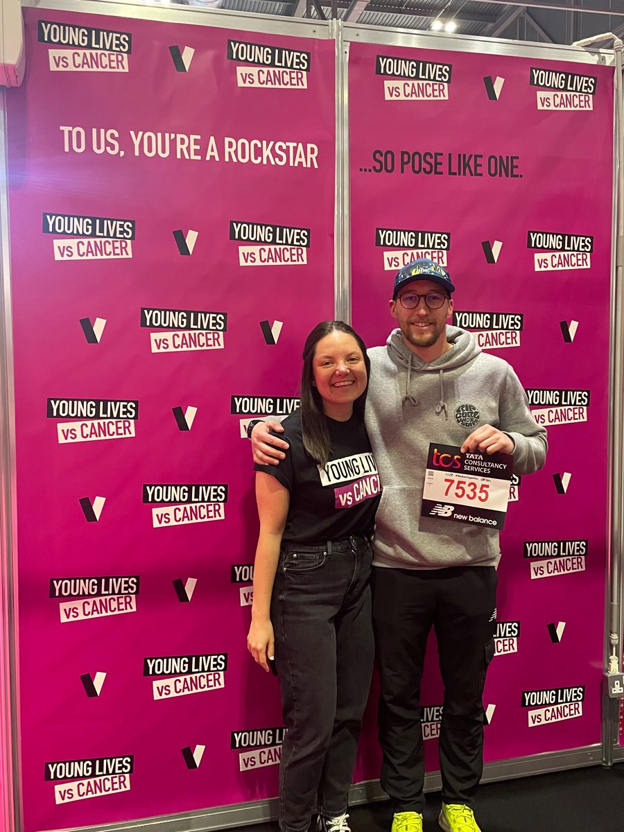 HelenLamHelen's tweet photo. Look who turned up to the #LondonMarathon running show ❤️

https://t.co/YkC0ohxBbz https://t.co/45CS55Q1Gu