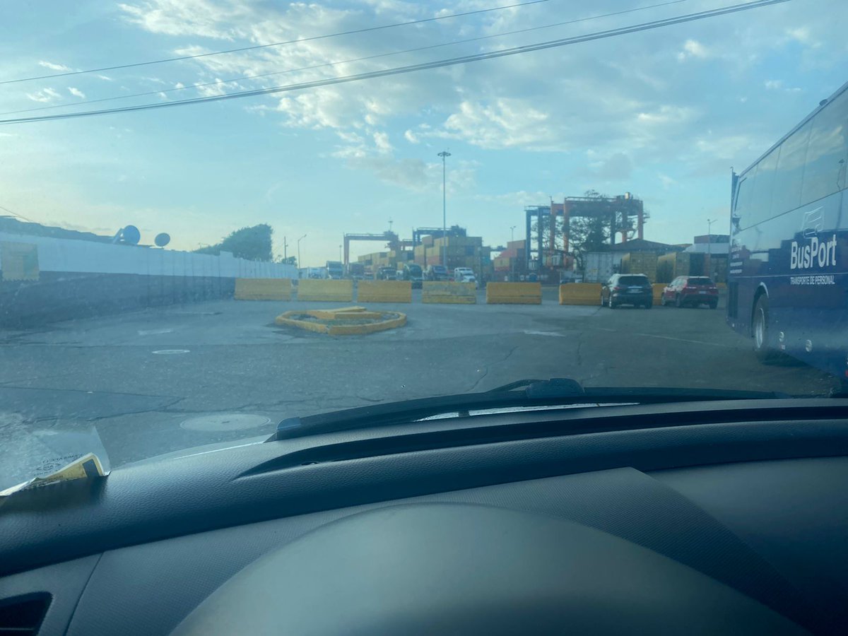 Esto es en la vía que está cerca al puerto de Cristóbal que sale en calle 16 PP HUTCHINSON PORTS se tomó el atrevimiento de cerrar la servidumbre pública que en su momento <a href="/FedePolicani/">Federico Policani</a> cómo alcalde no le permitió. <a href="/HA_AlexLee/">AlexLeeClaroQueSí</a> <a href="/ATTTPanama/">Autoridad del Tránsito</a> es inaceptable esto.