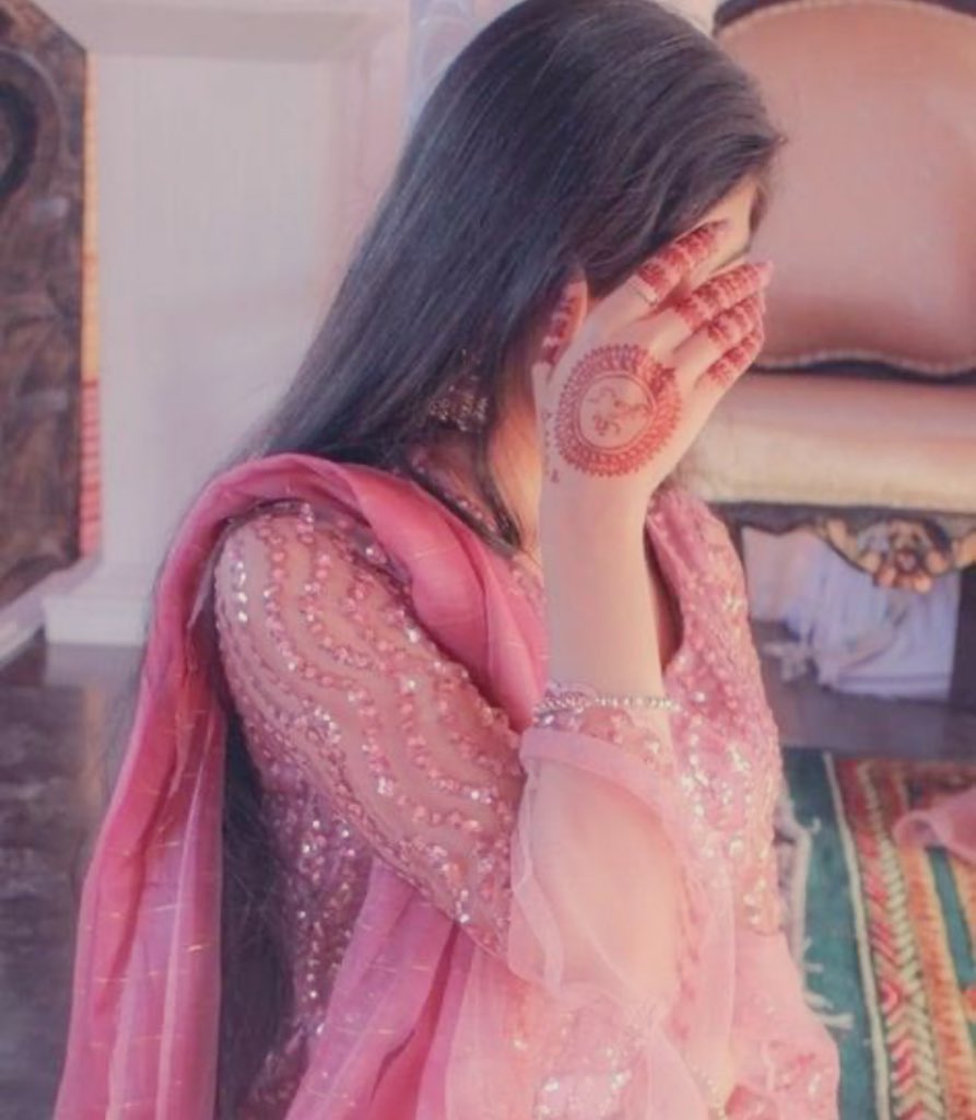 क्यू ना लगे खूबसूरत वो

एक तो उसके नखरे ऊपर से ईद के कपड़े..!!🤍😍🥀
ईद मुबारक 💕