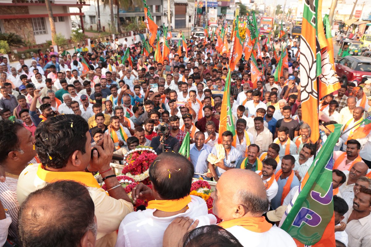 BYVijayendra's tweet photo. ಮಂಡ್ಯ ಜಿಲ್ಲೆಯ ಮಳವಳ್ಳಿ ವಿಧಾನಸಭಾ ಕ್ಷೇತ್ರದ ಬಿಜೆಪಿ ಅಭ್ಯರ್ಥಿ ಶ್ರೀಜಿ.ಮುನಿರಾಜು ಅವರ ಪರವಾಗಿ ಬೃಹತ್ ರೋಡ್ ಶೋ ನಡೆಸಿ ಪ್ರಚಾರ ನಡೆಸಲಾಯಿತು.ಕೆ.ಆರ್.ಪೇಟೆಯ ಐತಿಹಾಸಿಕ ಗೆಲುವಿನ ನಂತರ ಅಲ್ಲಿನ ಗಮನಾರ್ಹ ಅಭಿವೃದ್ಧಿ ಕಂಡು,ಮಂಡ್ಯದ ಸ್ವಾಭಿಮಾನಿ ಜನತೆ ಬಿಜೆಪಿಗೆ ಬೆಂಬಲ ವ್ಯಕ್ತಪಡಿಸುತ್ತಿದ್ದು ಮಂಡ್ಯ ಜಿಲ್ಲೆ ಬಿಜೆಪಿ ಭದ್ರಕೋಟೆಯಾಗಲಿದೆ. https://t.co/7AXGEO6Blo