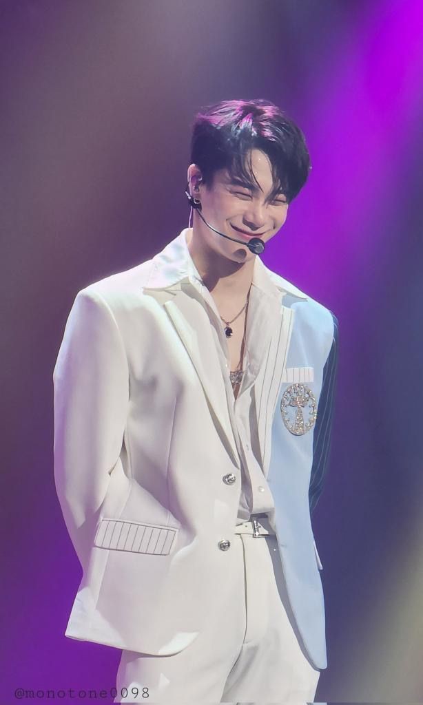 sol___20__'s tweet photo. my moon ،Thank you for turning my depression into laughter and making me fight my despair. You made me overcome every tiredness that comes to me.Thank you for making me happy and making me fight all bad things. Thank you for your hard work, thank you for everything💜🌙++#moonbin https://t.co/DlC01uvpuO