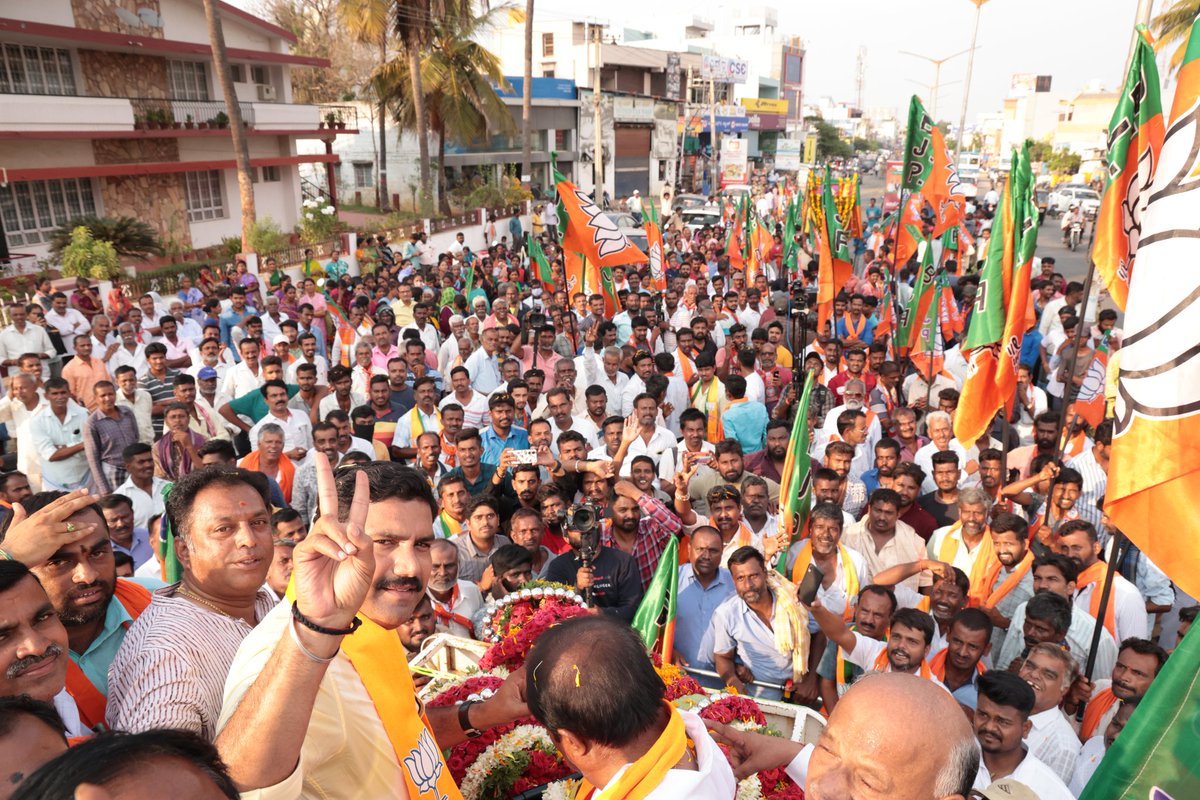 BYVijayendra's tweet photo. ಮಂಡ್ಯ ಜಿಲ್ಲೆಯ ಮಳವಳ್ಳಿ ವಿಧಾನಸಭಾ ಕ್ಷೇತ್ರದ ಬಿಜೆಪಿ ಅಭ್ಯರ್ಥಿ ಶ್ರೀಜಿ.ಮುನಿರಾಜು ಅವರ ಪರವಾಗಿ ಬೃಹತ್ ರೋಡ್ ಶೋ ನಡೆಸಿ ಪ್ರಚಾರ ನಡೆಸಲಾಯಿತು.ಕೆ.ಆರ್.ಪೇಟೆಯ ಐತಿಹಾಸಿಕ ಗೆಲುವಿನ ನಂತರ ಅಲ್ಲಿನ ಗಮನಾರ್ಹ ಅಭಿವೃದ್ಧಿ ಕಂಡು,ಮಂಡ್ಯದ ಸ್ವಾಭಿಮಾನಿ ಜನತೆ ಬಿಜೆಪಿಗೆ ಬೆಂಬಲ ವ್ಯಕ್ತಪಡಿಸುತ್ತಿದ್ದು ಮಂಡ್ಯ ಜಿಲ್ಲೆ ಬಿಜೆಪಿ ಭದ್ರಕೋಟೆಯಾಗಲಿದೆ. https://t.co/7AXGEO6Blo