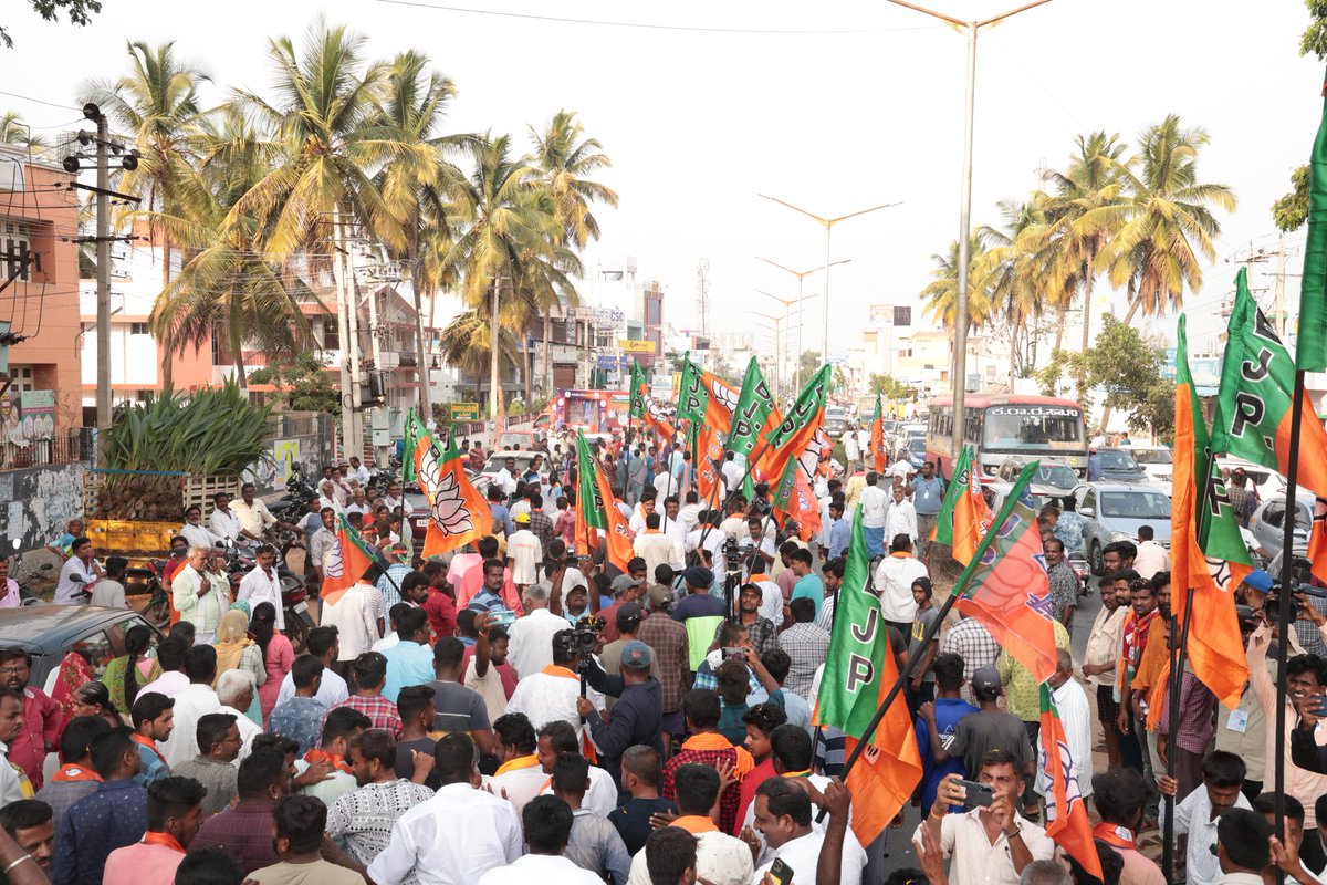 BYVijayendra's tweet photo. ಮಂಡ್ಯ ಜಿಲ್ಲೆಯ ಮಳವಳ್ಳಿ ವಿಧಾನಸಭಾ ಕ್ಷೇತ್ರದ ಬಿಜೆಪಿ ಅಭ್ಯರ್ಥಿ ಶ್ರೀಜಿ.ಮುನಿರಾಜು ಅವರ ಪರವಾಗಿ ಬೃಹತ್ ರೋಡ್ ಶೋ ನಡೆಸಿ ಪ್ರಚಾರ ನಡೆಸಲಾಯಿತು.ಕೆ.ಆರ್.ಪೇಟೆಯ ಐತಿಹಾಸಿಕ ಗೆಲುವಿನ ನಂತರ ಅಲ್ಲಿನ ಗಮನಾರ್ಹ ಅಭಿವೃದ್ಧಿ ಕಂಡು,ಮಂಡ್ಯದ ಸ್ವಾಭಿಮಾನಿ ಜನತೆ ಬಿಜೆಪಿಗೆ ಬೆಂಬಲ ವ್ಯಕ್ತಪಡಿಸುತ್ತಿದ್ದು ಮಂಡ್ಯ ಜಿಲ್ಲೆ ಬಿಜೆಪಿ ಭದ್ರಕೋಟೆಯಾಗಲಿದೆ. https://t.co/7AXGEO6Blo