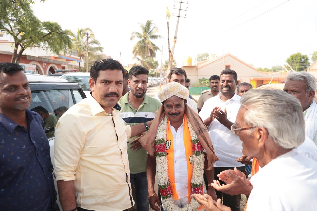BYVijayendra's tweet photo. ಮಂಡ್ಯ ಜಿಲ್ಲೆಯ ಮಳವಳ್ಳಿ ವಿಧಾನಸಭಾ ಕ್ಷೇತ್ರದ ಬಿಜೆಪಿ ಅಭ್ಯರ್ಥಿ ಶ್ರೀಜಿ.ಮುನಿರಾಜು ಅವರ ಪರವಾಗಿ ಬೃಹತ್ ರೋಡ್ ಶೋ ನಡೆಸಿ ಪ್ರಚಾರ ನಡೆಸಲಾಯಿತು.ಕೆ.ಆರ್.ಪೇಟೆಯ ಐತಿಹಾಸಿಕ ಗೆಲುವಿನ ನಂತರ ಅಲ್ಲಿನ ಗಮನಾರ್ಹ ಅಭಿವೃದ್ಧಿ ಕಂಡು,ಮಂಡ್ಯದ ಸ್ವಾಭಿಮಾನಿ ಜನತೆ ಬಿಜೆಪಿಗೆ ಬೆಂಬಲ ವ್ಯಕ್ತಪಡಿಸುತ್ತಿದ್ದು ಮಂಡ್ಯ ಜಿಲ್ಲೆ ಬಿಜೆಪಿ ಭದ್ರಕೋಟೆಯಾಗಲಿದೆ. https://t.co/7AXGEO6Blo