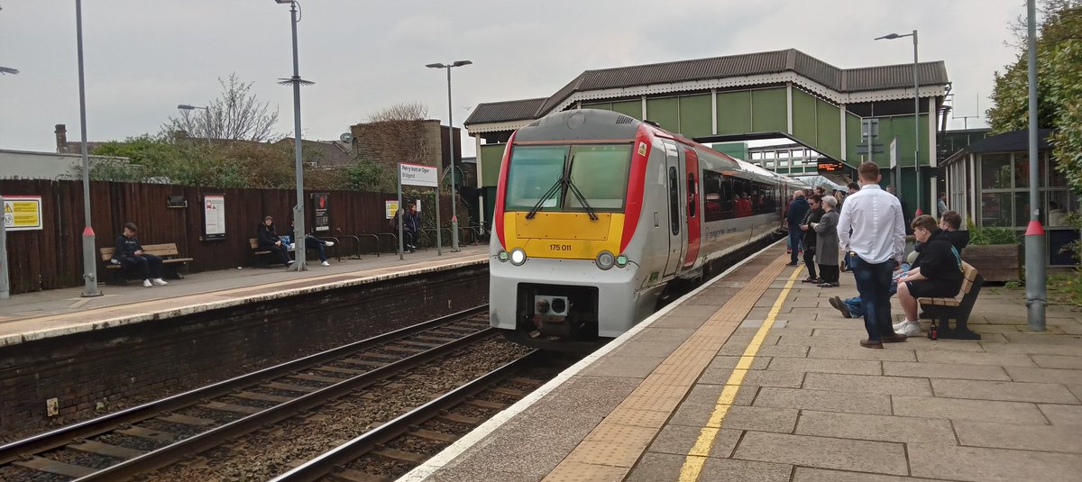 NotYOLOSmh's tweet image. A full and standing 175011 departing Bridgend 

#Class175 @tfwrail