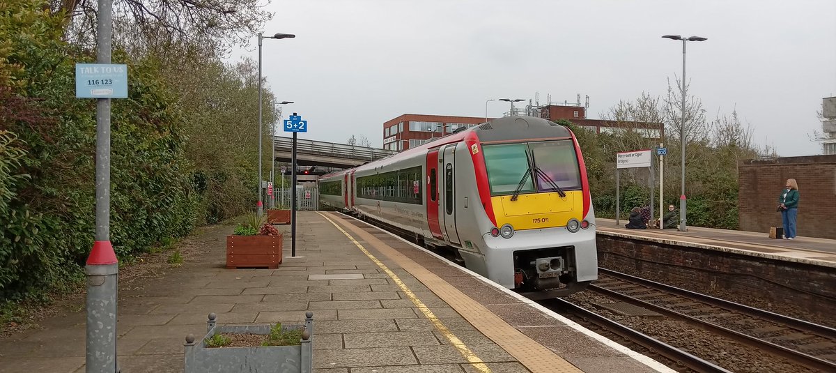 NotYOLOSmh's tweet image. A full and standing 175011 departing Bridgend 

#Class175 @tfwrail
