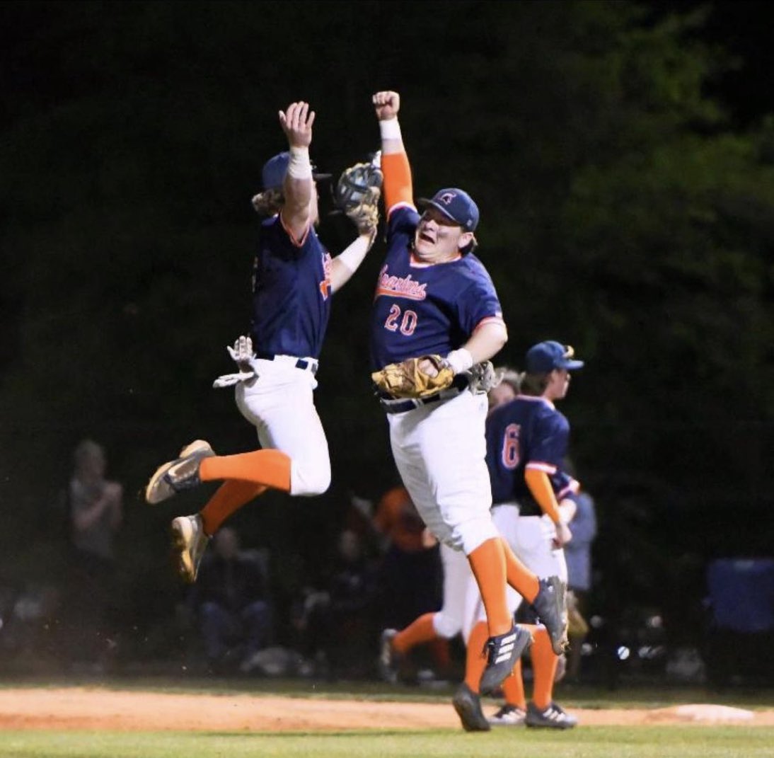 fssdFMSPrin's tweet photo. Live the moment, because they will be memories before you know it. What a great team to be a part of as a senior. Amazing kids from great families! @HEF_18 @SummitBSB https://t.co/eMn5UNzLTw