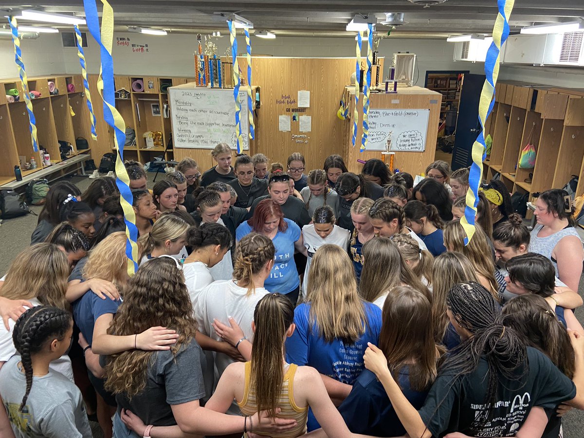 LadyGalesCC's tweet photo. Best part of Fulton Relays….. Senior Huddle https://t.co/zP6o5W0xCU