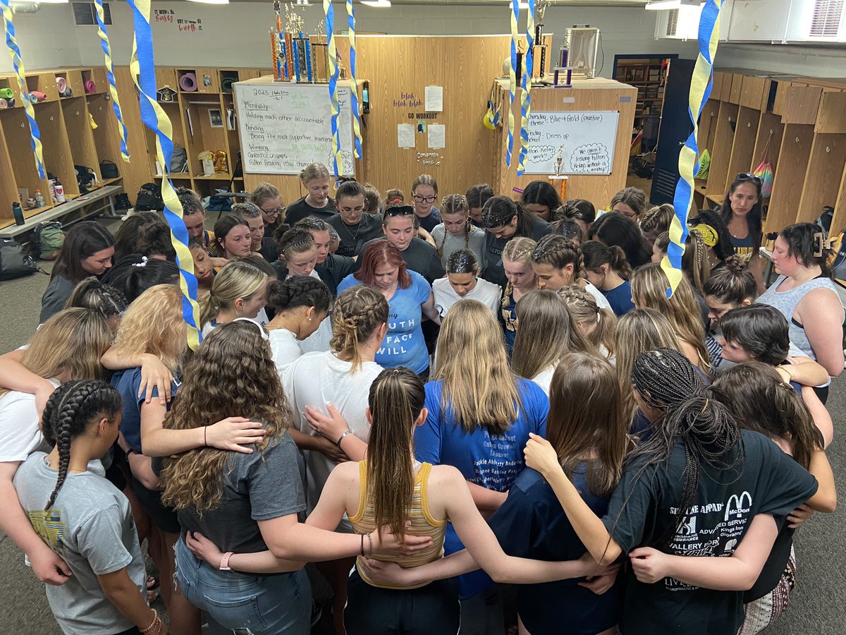 LadyGalesCC's tweet photo. Best part of Fulton Relays….. Senior Huddle https://t.co/zP6o5W0xCU