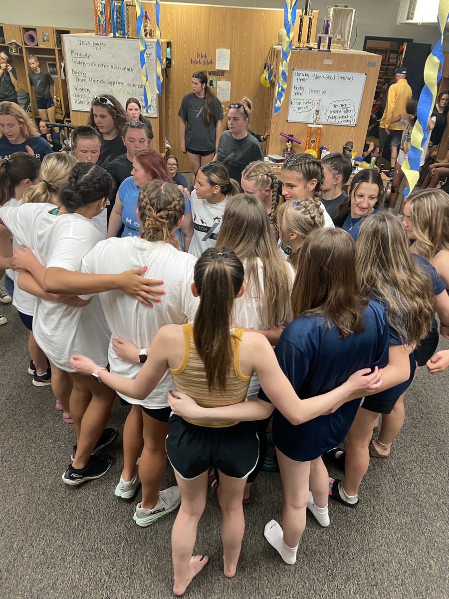 LadyGalesCC's tweet photo. Best part of Fulton Relays….. Senior Huddle https://t.co/zP6o5W0xCU