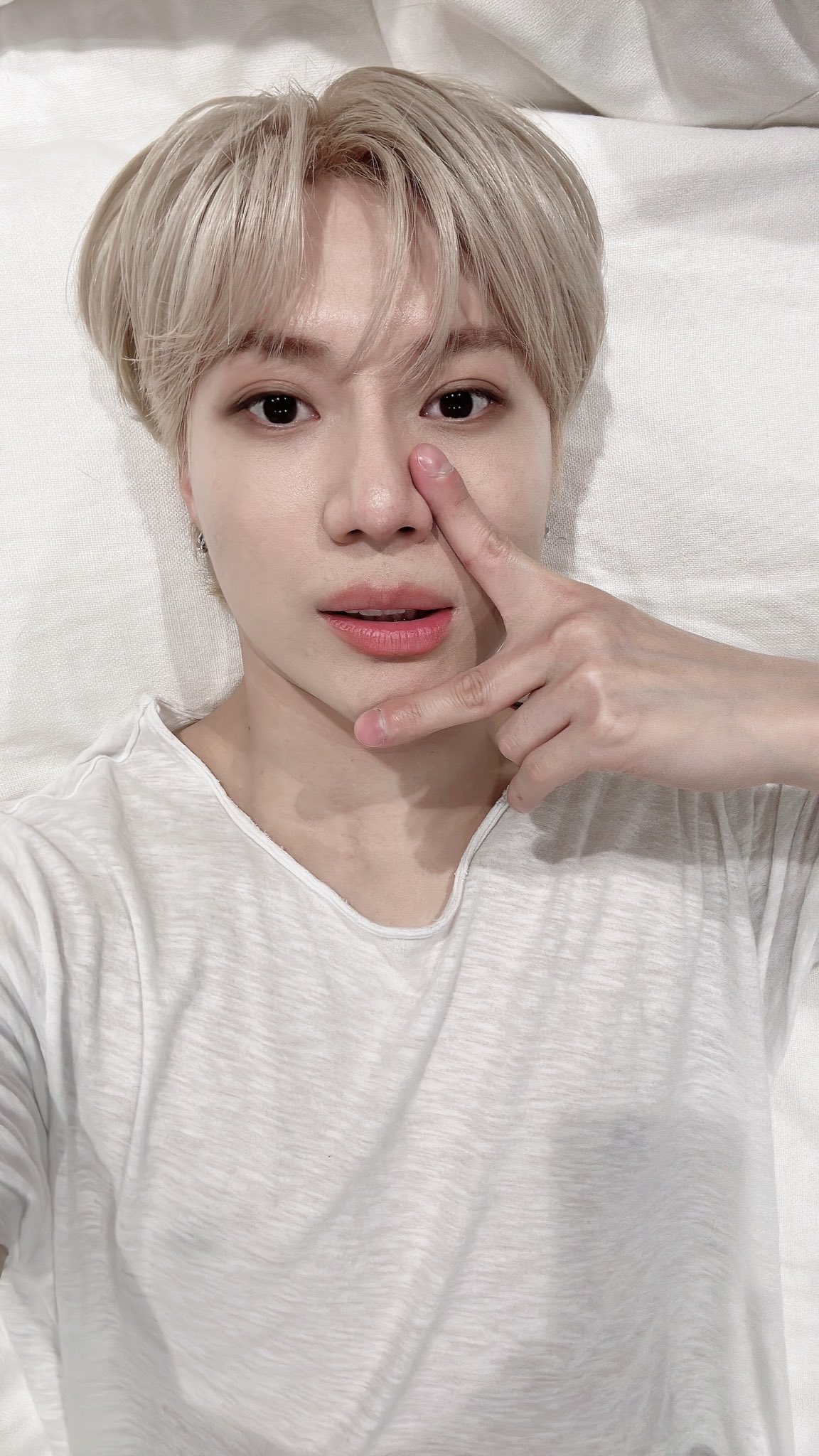 SHINee 💬 on X: "[230422] Taemin *3 pictures* (9:57pm) Taem peace  ✌🏻(9:57pm) https://t.co/PvpfiOYFDp" / X