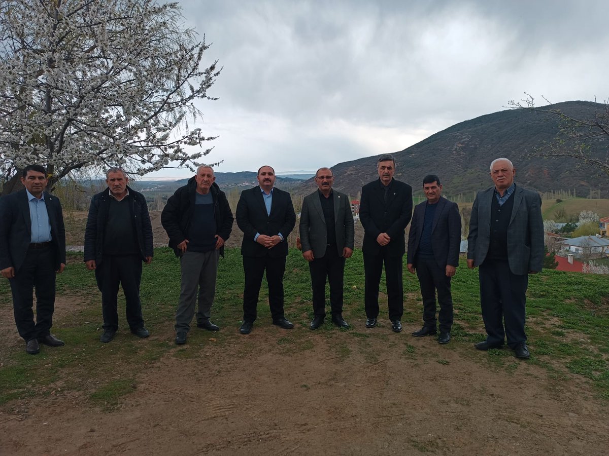 KarakasSabit's tweet photo. #Killik Köyümüzdeyiz 

SKM Başkanımız Muhammed Görgün  ve AK Parti İlçe Başkanımız Zahit Dogan ile Birlikte,  Köyümüzü Ziyaret Ederek, Hemşehrilerimizin Bayramlarını Tebrik Edip, Cumhurbaşkanımızın Selamlarını İlettik.
#DoğruZaman #DoğruAdam https://t.co/4aScx6Z4Nl