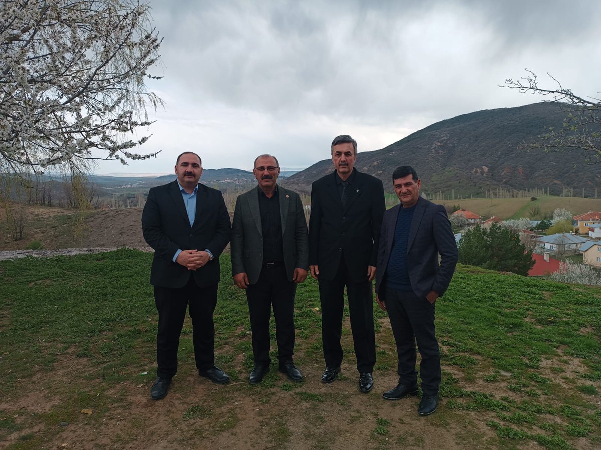 KarakasSabit's tweet photo. #Killik Köyümüzdeyiz 

SKM Başkanımız Muhammed Görgün  ve AK Parti İlçe Başkanımız Zahit Dogan ile Birlikte,  Köyümüzü Ziyaret Ederek, Hemşehrilerimizin Bayramlarını Tebrik Edip, Cumhurbaşkanımızın Selamlarını İlettik.
#DoğruZaman #DoğruAdam https://t.co/4aScx6Z4Nl