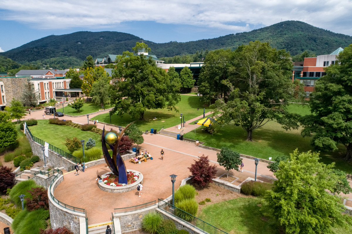 appstatesports's tweet photo. 📍 “𝐍𝐞𝐬𝐭𝐥𝐞𝐝 𝐢𝐧 𝐭𝐡𝐞 𝐬𝐩𝐥𝐞𝐧𝐝𝐨𝐫 𝐨𝐟 𝐭𝐡𝐞 𝐁𝐥𝐮𝐞 𝐑𝐢𝐝𝐠𝐞 𝐌𝐨𝐮𝐧𝐭𝐚𝐢𝐧𝐬”

Happy Earth Day, #AppNation ⛰️ https://t.co/bmTuPTCQQw