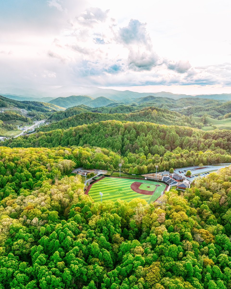 appstatesports's tweet photo. 📍 “𝐍𝐞𝐬𝐭𝐥𝐞𝐝 𝐢𝐧 𝐭𝐡𝐞 𝐬𝐩𝐥𝐞𝐧𝐝𝐨𝐫 𝐨𝐟 𝐭𝐡𝐞 𝐁𝐥𝐮𝐞 𝐑𝐢𝐝𝐠𝐞 𝐌𝐨𝐮𝐧𝐭𝐚𝐢𝐧𝐬”

Happy Earth Day, #AppNation ⛰️ https://t.co/bmTuPTCQQw