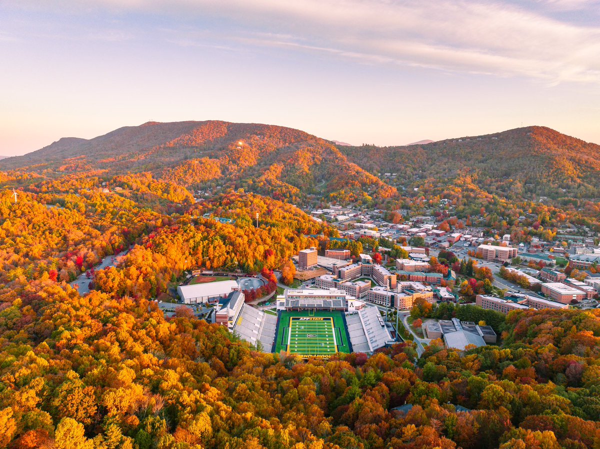 appstatesports's tweet photo. 📍 “𝐍𝐞𝐬𝐭𝐥𝐞𝐝 𝐢𝐧 𝐭𝐡𝐞 𝐬𝐩𝐥𝐞𝐧𝐝𝐨𝐫 𝐨𝐟 𝐭𝐡𝐞 𝐁𝐥𝐮𝐞 𝐑𝐢𝐝𝐠𝐞 𝐌𝐨𝐮𝐧𝐭𝐚𝐢𝐧𝐬”

Happy Earth Day, #AppNation ⛰️ https://t.co/bmTuPTCQQw