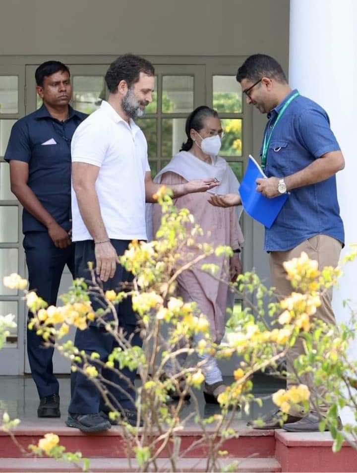 sukhdev_nath's tweet photo. घर खाली कर चाभी देते हुए राहुल गांधी जी। साथ में सोनिया गांधी जी और प्रियंका गांधी जी भी मौजूद !
@RahulGandhi https://t.co/dSiZulexy8