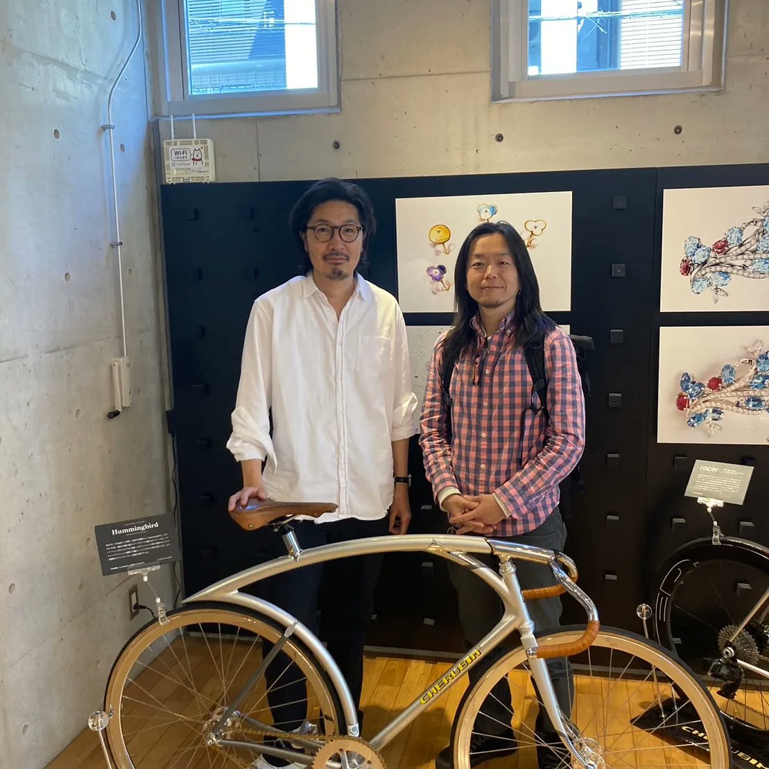 ROCKBIKES_home's tweet photo. 今日はCHERUBIMさんのPOP UP in Osakaへお邪魔してきました。5年ぶりにお会いする今野さんは変わらず精力的で、今後の面白いプロジェクトの打ち合わせも出来ました!
乞うご期待下さい。
明日23日まで開催しているので足を運んで見てください。
https://t.co/hGcosUpErw https://t.co/j5OvqCFJod