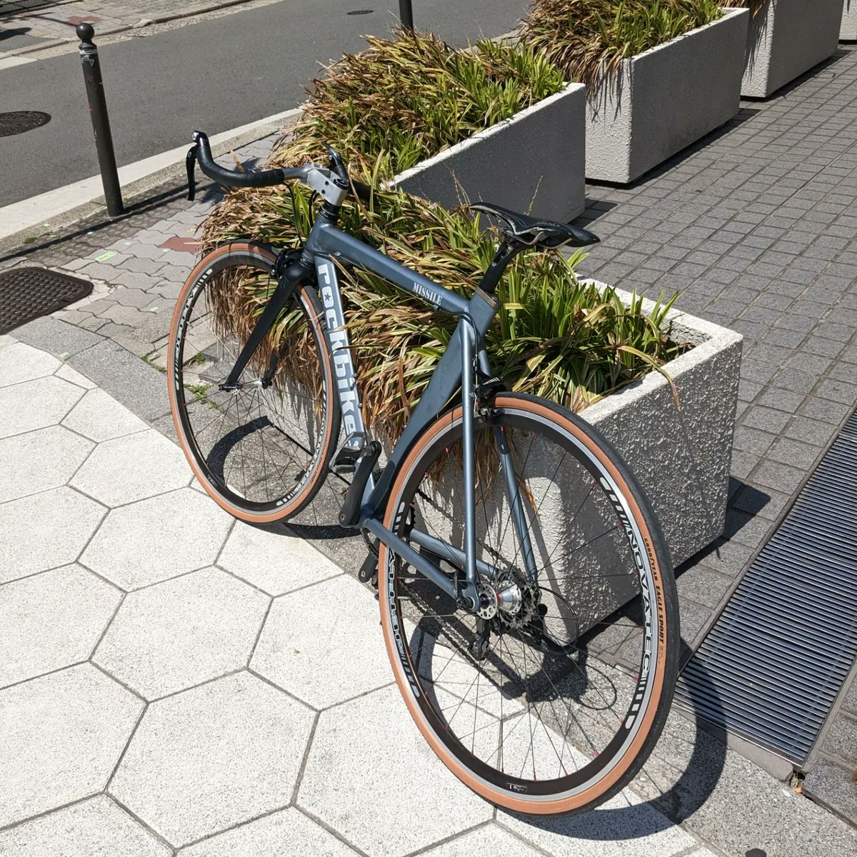 ROCKBIKES_home's tweet photo. 今日はCHERUBIMさんのPOP UP in Osakaへお邪魔してきました。5年ぶりにお会いする今野さんは変わらず精力的で、今後の面白いプロジェクトの打ち合わせも出来ました!
乞うご期待下さい。
明日23日まで開催しているので足を運んで見てください。
https://t.co/hGcosUpErw https://t.co/j5OvqCFJod