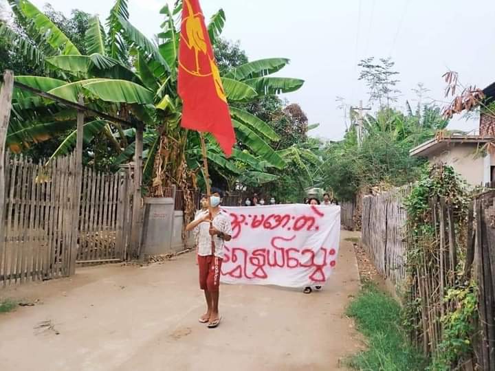 miN13700's tweet photo. 674-day anti-dictatorship demonstration was continued by the protesters of Never Cold-blooded Shwe Nwe Blood Strike in Yinmarbin township on April 22.

#LegalizationOfNUG
#2023Apr22Coup
#WhatsHappeningInMyanmar https://t.co/ekjgaXY9Hg