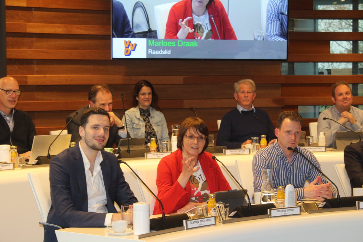 <a href="/Raad_LSL/">Gemeenteraad Lansingerland</a> kleurde rood bij het afscheid van <a href="/PvdA/">Partij van de Arbeid</a> fractievoorzitter <a href="/VerhoefPetra/">Petra Verhoef</a>  en de benoeming van <a href="/AzzouziH/">Hamid Azzouzi</a> als haar opvolger. Er waren warme woorden van burgemeester <a href="/pvandestadt/">Pieter van de Stadt</a> en van raadslid @MarloesDraak. Lees en zie de foto's in weekbericht 666 lansingerland.pvda.nl/nieuws/weekber…