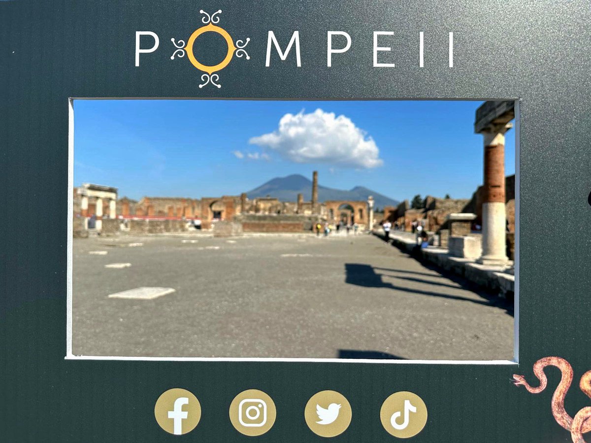 pompeii_sites's tweet photo. In queste ultime settimane, oggi e nei prossimi weekend un gruppo di ricerca del Dipartimento di Scienze Aziendali  @UniSalerno sta realizzando una ricerca on-field agli scavi di #Pompei per studiare l’esperienza di visita e il coinvolgimento dei turisti internazionali. https://t.co/wLf1fxeQHl