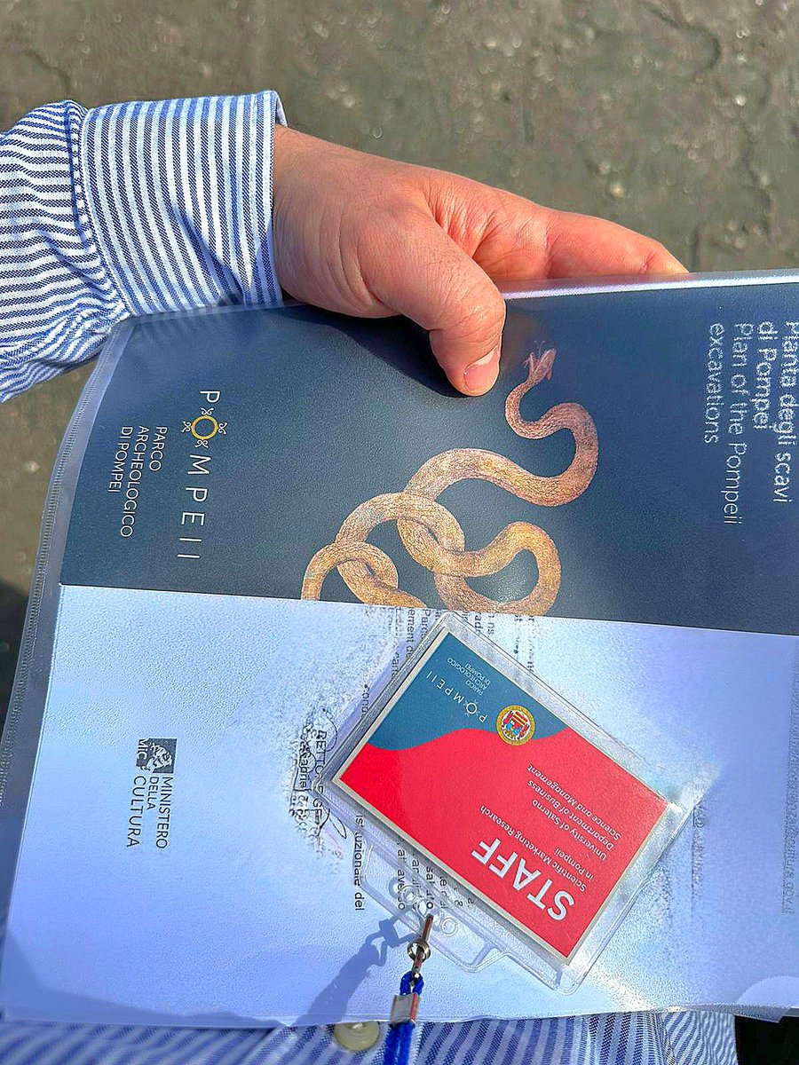 pompeii_sites's tweet photo. In queste ultime settimane, oggi e nei prossimi weekend un gruppo di ricerca del Dipartimento di Scienze Aziendali  @UniSalerno sta realizzando una ricerca on-field agli scavi di #Pompei per studiare l’esperienza di visita e il coinvolgimento dei turisti internazionali. https://t.co/wLf1fxeQHl