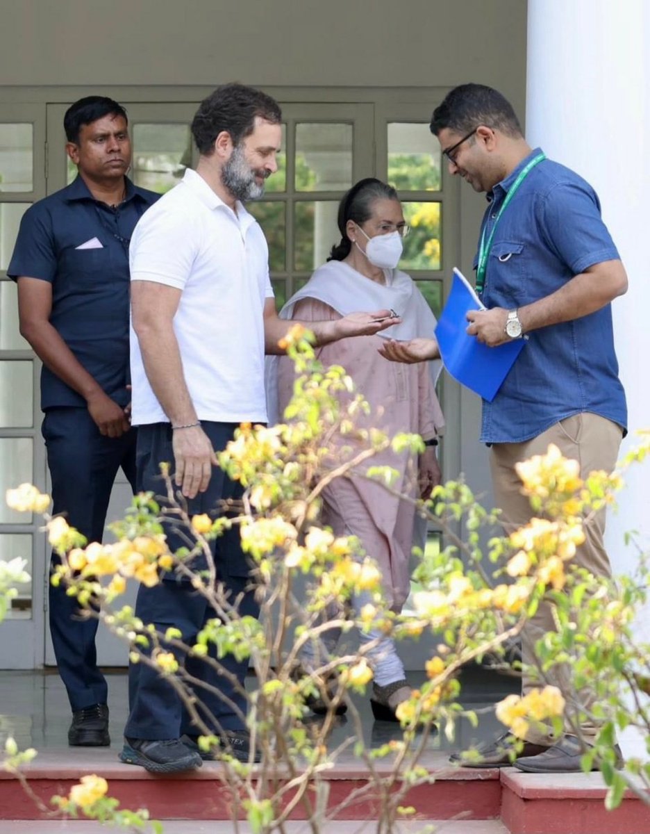SyedHazeena's tweet image. सत्य की राह पर चलने की कीमत चुकाई है। 

These pictures are highly disturbing @RahulGandhi ji 

Every #Congressi has a  memory with #12Tughlaklane

My #memorieswith12Tughlaklane way back 15 years ago my first meeting with boss..

@KaunSandeep @salman7khurshid
#MeraGharAapkaGhar