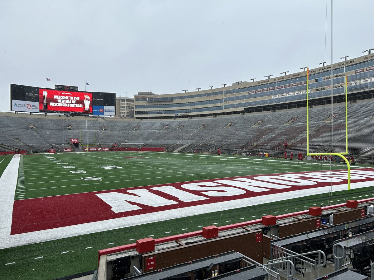 DaronJonesUW's tweet photo. Some snow flurries in Camp Randall this morning. Anyone else remember the snow storm during the 1994 Spring Game? https://t.co/4G4YKdEhRL