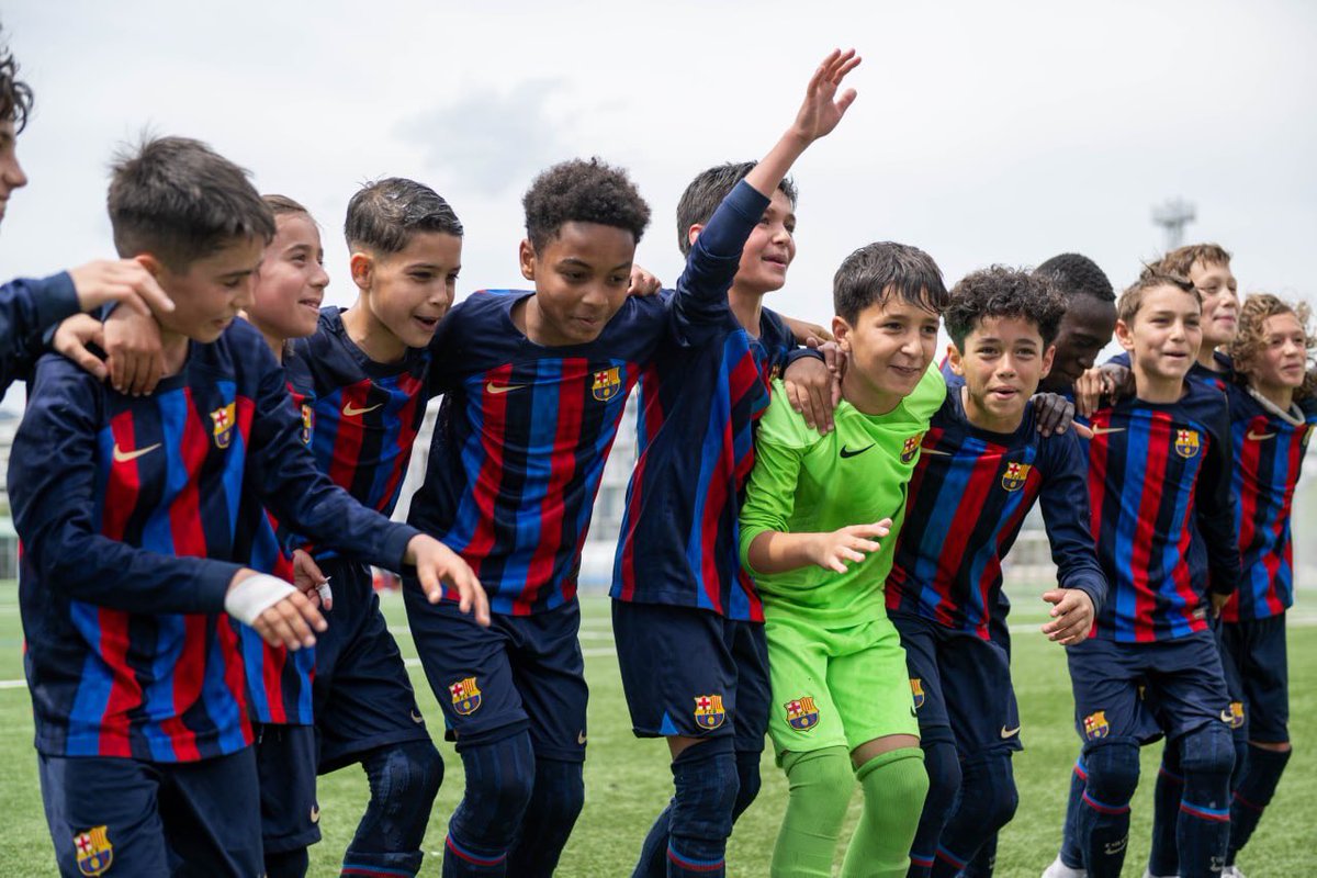 🤩 L’alegria de l’𝐀𝐥𝐞𝐯𝐢́ 𝐂 després de guanyar la Lliga

😍 La celebración del Alevín C después de ser campeón de Liga

#FCBMasia 💙❤️