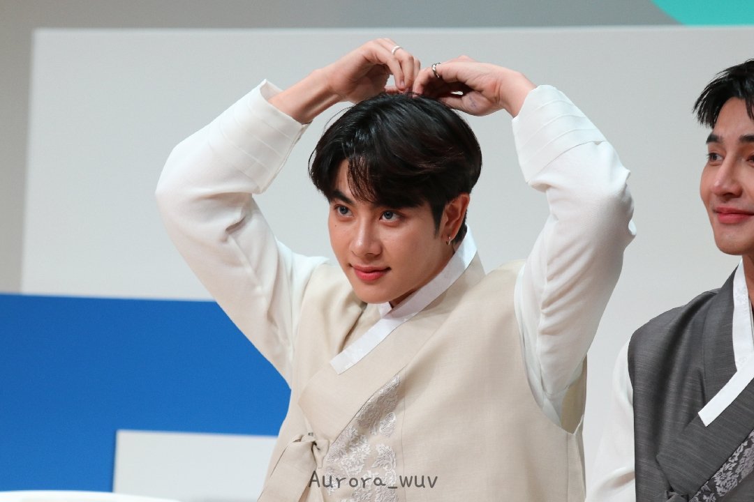 Aurora_wuv's tweet photo. 230422 GMM FANDAY FAN Meeting Preview 

신혼여행 갔다온 신혼부부👨‍❤️‍👨

#GMMTVFANDAY3 
#EMJDfandayxSEOUL #EarthMix https://t.co/MKad2iOjQd
