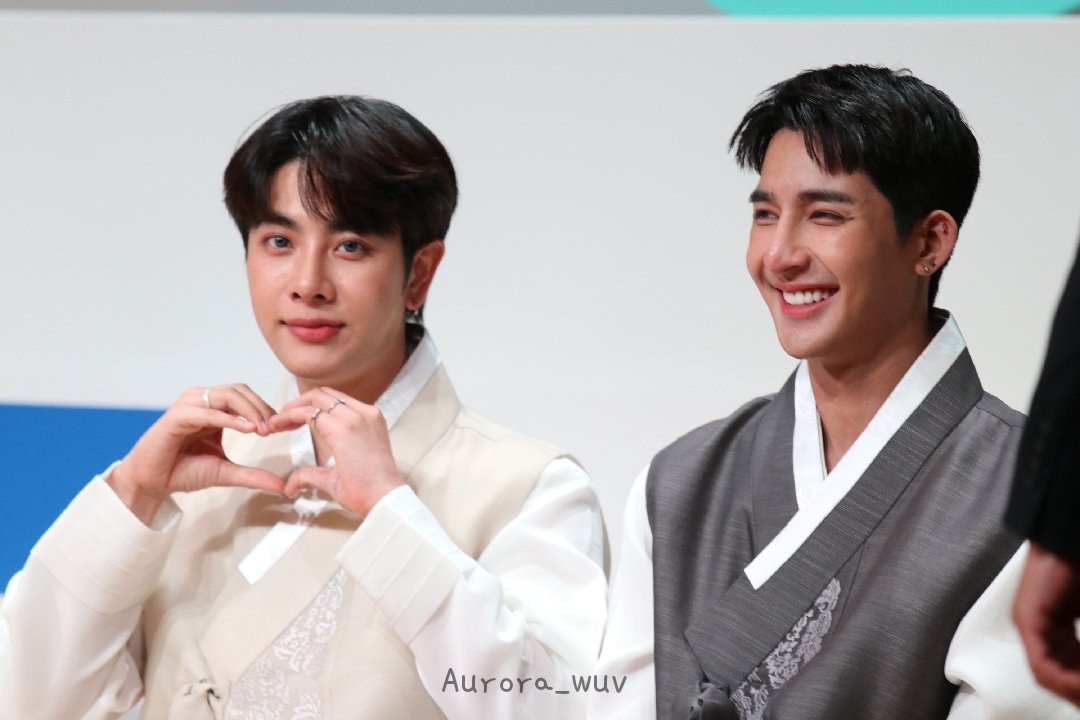 Aurora_wuv's tweet photo. 230422 GMM FANDAY FAN Meeting Preview 

신혼여행 갔다온 신혼부부👨‍❤️‍👨

#GMMTVFANDAY3 
#EMJDfandayxSEOUL #EarthMix https://t.co/MKad2iOjQd