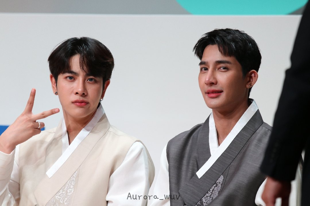 Aurora_wuv's tweet photo. 230422 GMM FANDAY FAN Meeting Preview 

신혼여행 갔다온 신혼부부👨‍❤️‍👨

#GMMTVFANDAY3 
#EMJDfandayxSEOUL #EarthMix https://t.co/MKad2iOjQd