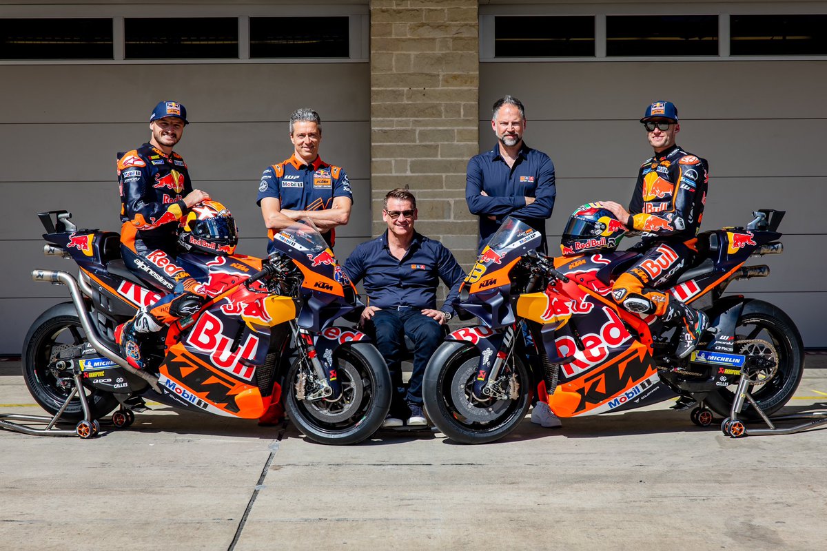 KTM_Racing's tweet photo. The people who make it all possible. 

Not forgetting our incredible individuals based back in Austria working tirelessly on our project. 👊

#KTM #ReadyToRace https://t.co/GL3hq7FBZw