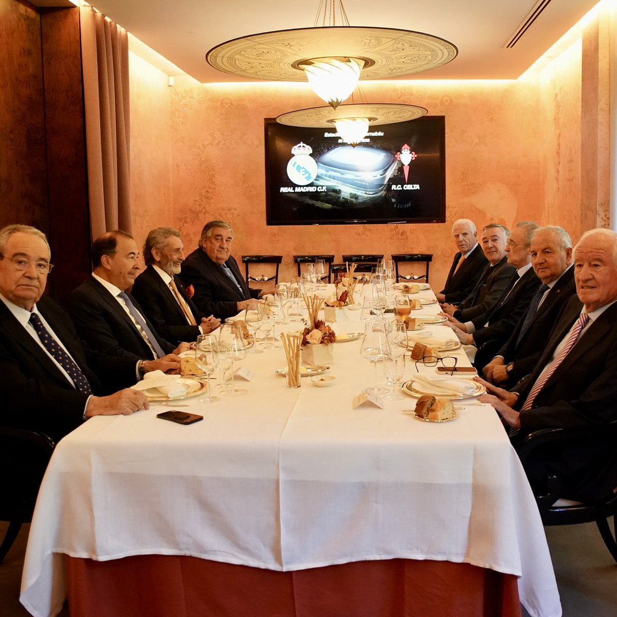 RCCelta's tweet photo. Comida de directivas entre el #RCCelta y el @realmadrid encabezadas por los presidentes de ambos clubes Carlos Mouriño y Florentino Pérez.
#RealMadridCelta https://t.co/BhoB5psG8L