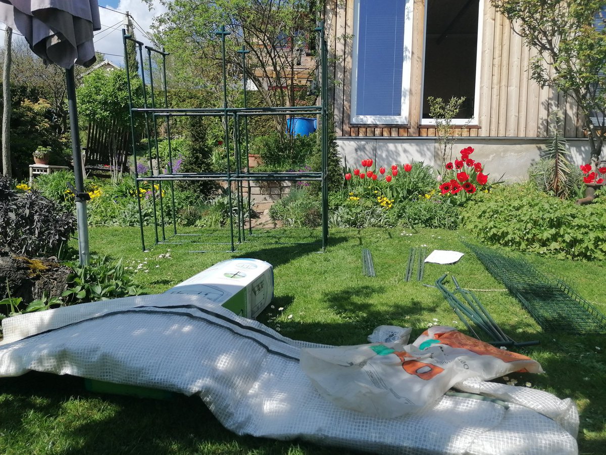 TomderZar's tweet photo. Make gardening great again 🌱
Und als guter Staatsbürger, nehme ich die österreichische Tradition des korrekten Freizeitoutfits selbstverständlich sehr ernst 😎
#garten #dailyfleets #garden #kleingarten #gartenlogbuch #wienliebe #wienmalanders #vienna #schrebergarten #april https://t.co/RKFFbdA3tJ