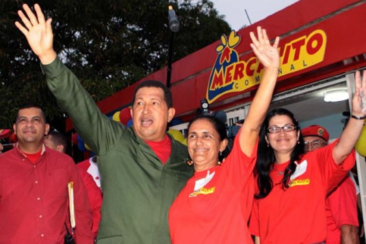Hace 20 años el Comandante Chávez, inauguró el primer módulo de <a href="/MercalOficial/">Mercal Oficial</a> en el sector Ruíz Pineda de Caricuao. 

Así nace la Misión Alimentación que hoy junto al presidente <a href="/NicolasMaduro/">Nicolás Maduro</a> atiende a más de 7 millones 500 mil familias a través de los #CLAP. #MercalEsPueblo
