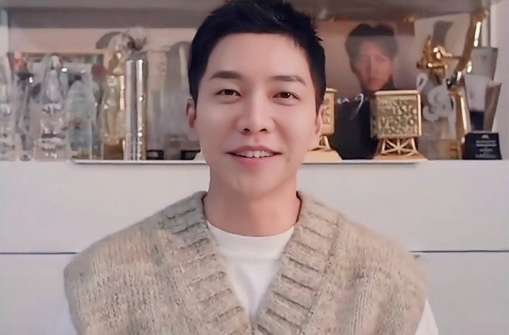 ekparna2213405's tweet photo. I want FRIENDLY and HAPPY environment in fandom like before. 
We should also start an atmosphere of happiness again in our Fandom like #LeeSeunggi is restarting is singing  career. Forgetting the old thing/ matter,let us support Seunggi by uniting together again.
Happy AIREN. https://t.co/2mQTAb6p2C
