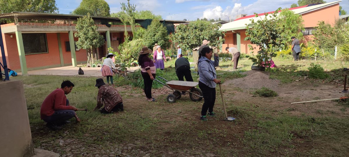 misevi_es's tweet photo. En el día de la 🌎 te contamos que en #Misevi en Bolivia, desde el Centro Sigamos, se fomenta la sensibilización con las familias mediante los trabajos de mantenimiento de las zonas verdes. https://t.co/sJ0hC66P3a