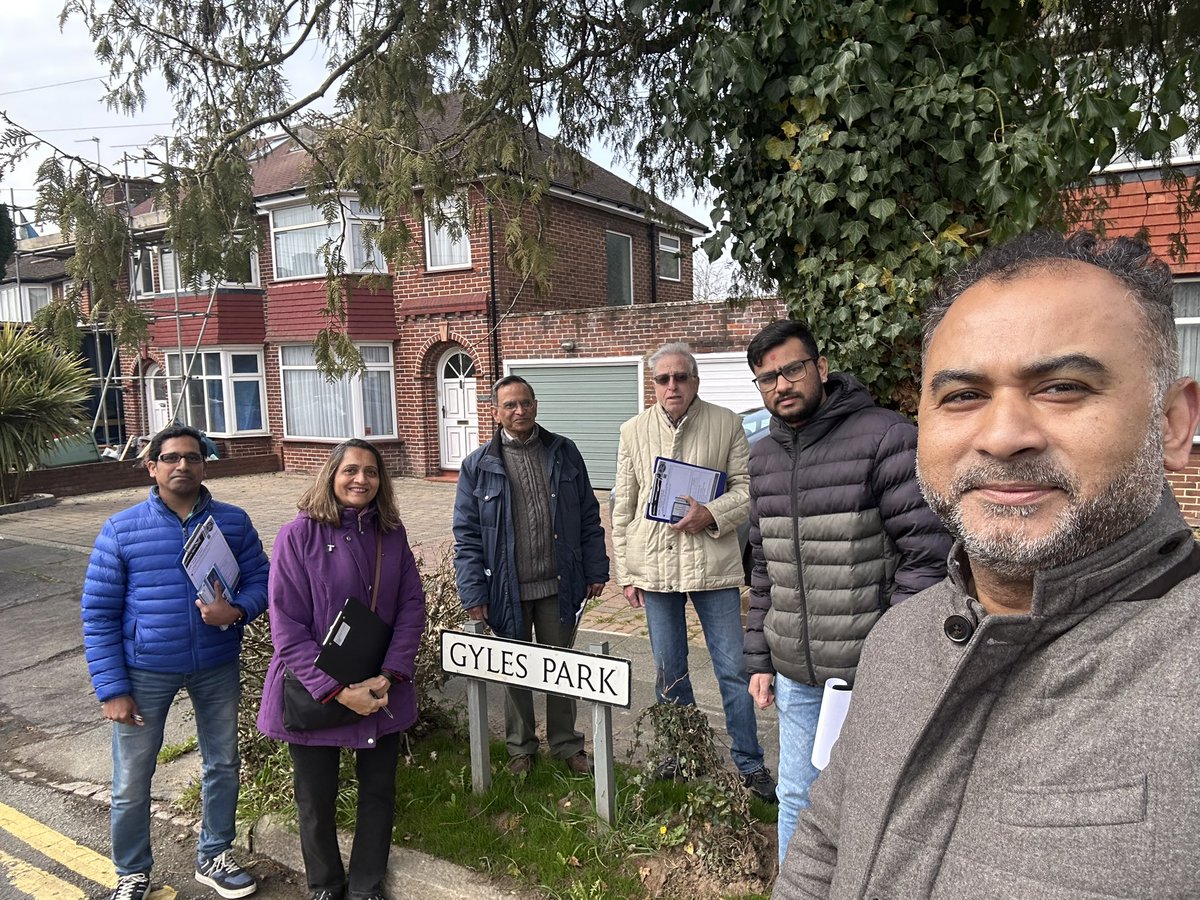 anjanapatel01's tweet photo. Delighted to meet residents of #Centenary ward this morning with Councillors @GovindBharadia @salimchowdry @davidashton & #Vijay #Bhavin. @HEConservatives @HAConservatives #torydoorstep #HarrowEast https://t.co/we1SlaXNxA