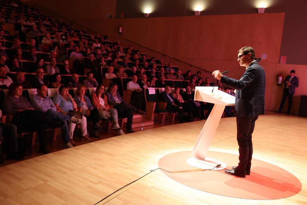 EvaCandelaLopez's tweet photo. 🌹 Els i les socialistes estem preparats per posar Terrassa en marxa de nou. Gràcies per acompanyar-me avui a la presentació del nostre projecte per la ciutat! 

Si creieu, com jo, que a Terrassa cal un canvi, compto amb vosaltres! ❤️

#AlcaldessaEvaCandela #Terrassa https://t.co/OoxZkyiobU