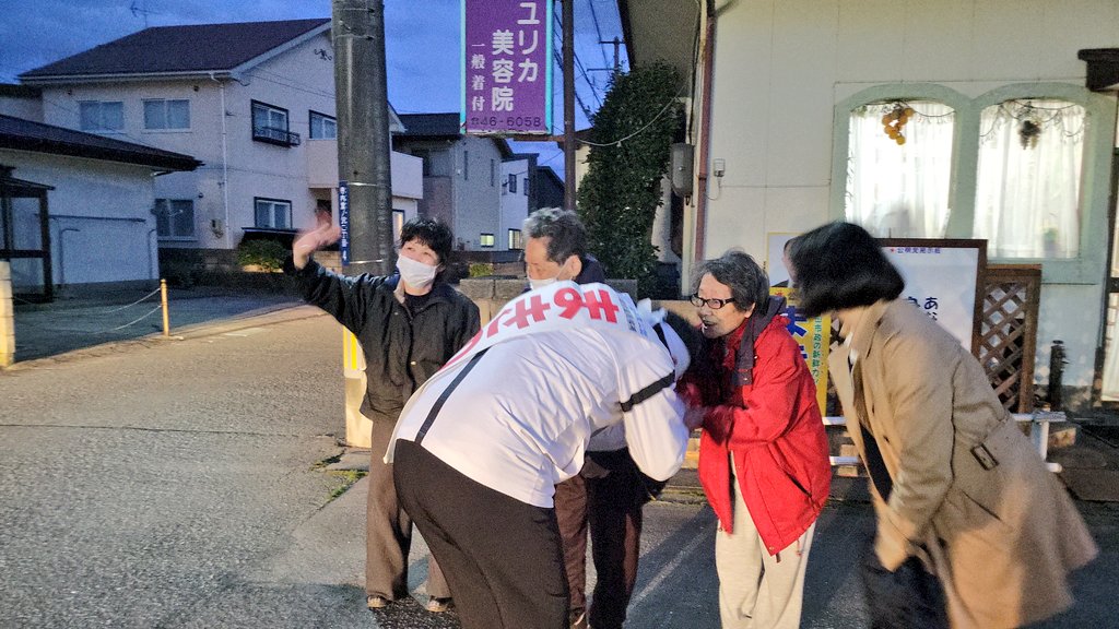 CALfoggy1988's tweet photo. 地元･寺内堂ノ沢地域での歩き遊説から最後の街頭演説、そして、選挙事務所前での打上げ遊説（マイク納め）の様子です‼️
最後の最後まで、#まきの守 をよろしくお願い申し上げます!! 
#秋田市議会議員選挙 https://t.co/dMLonlsZez