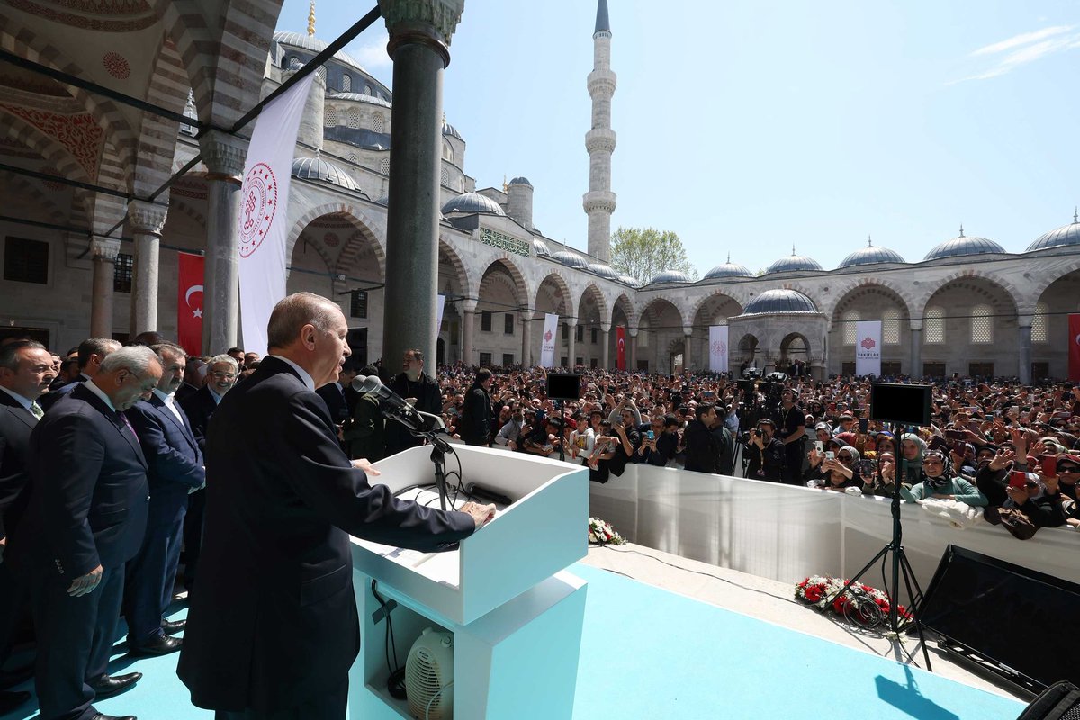 Profesorfacia's tweet photo. Cami avlusunda siyaset yapmak,
en kibar tabiriyle, "din tüccarlığıdır!" https://t.co/EwbshzWzZi