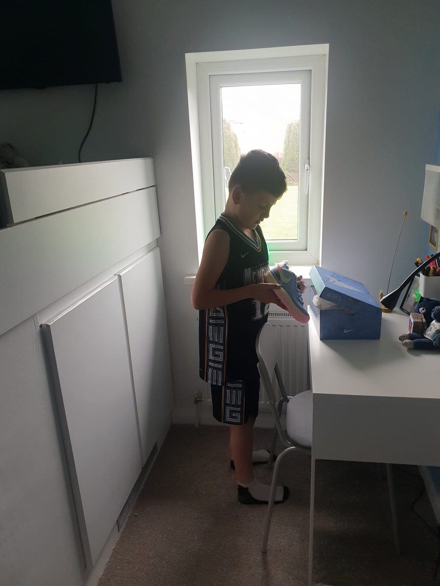 craig_fielder's tweet photo. Got one happy boy this morning!
Finally got the Ja 1s in England 🇬🇧 
@JaMorant https://t.co/EW4bCndv0D