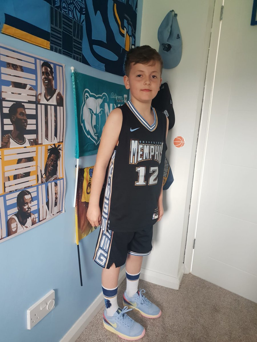 craig_fielder's tweet photo. Got one happy boy this morning!
Finally got the Ja 1s in England 🇬🇧 
@JaMorant https://t.co/EW4bCndv0D