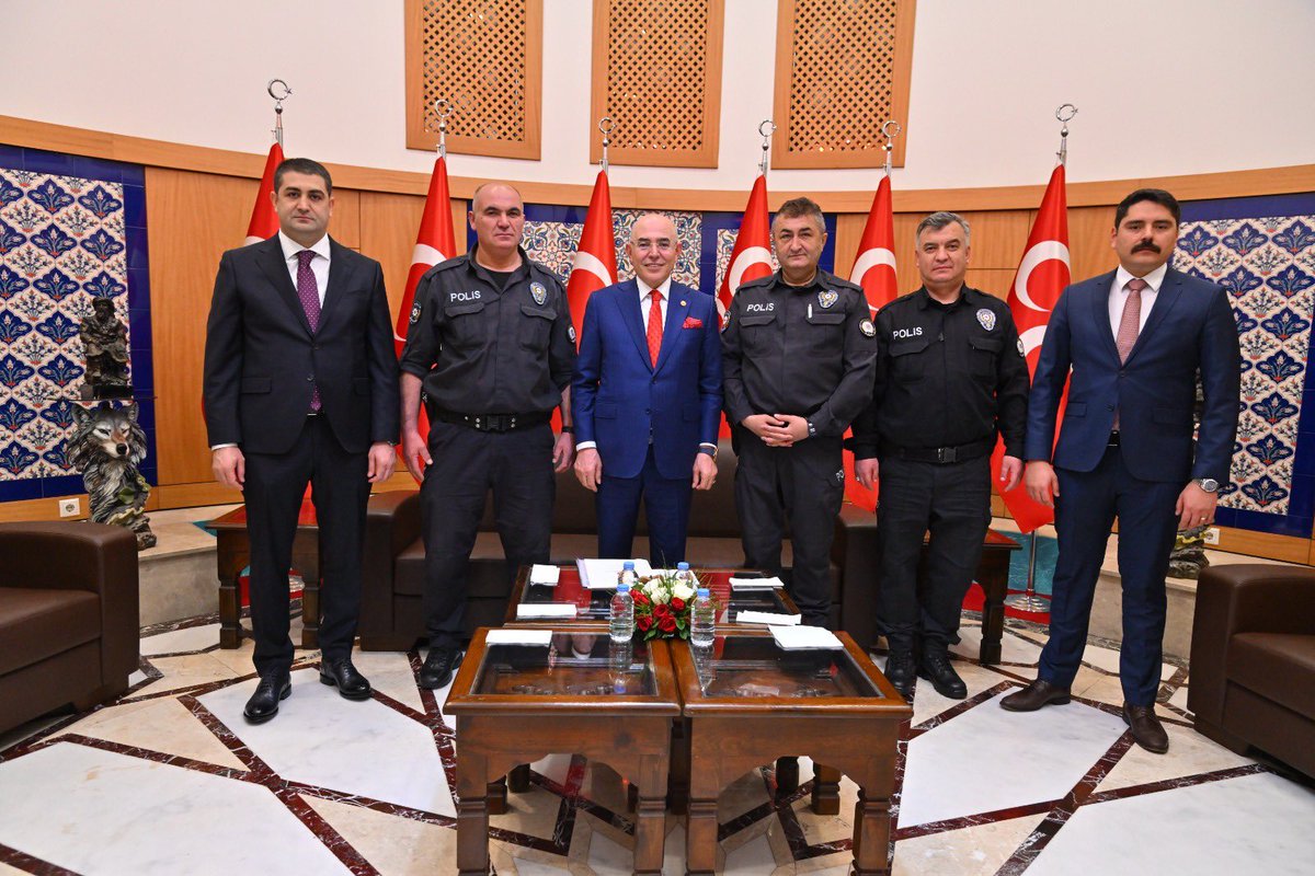 #MHP GENEL MERKEZİ
#PartilerArasıBayramlaşma
Partiler arası bayramlaşmada görev yapan baş tacımız güvenlik mensubu polislerimize teşekkür ediyoruz.