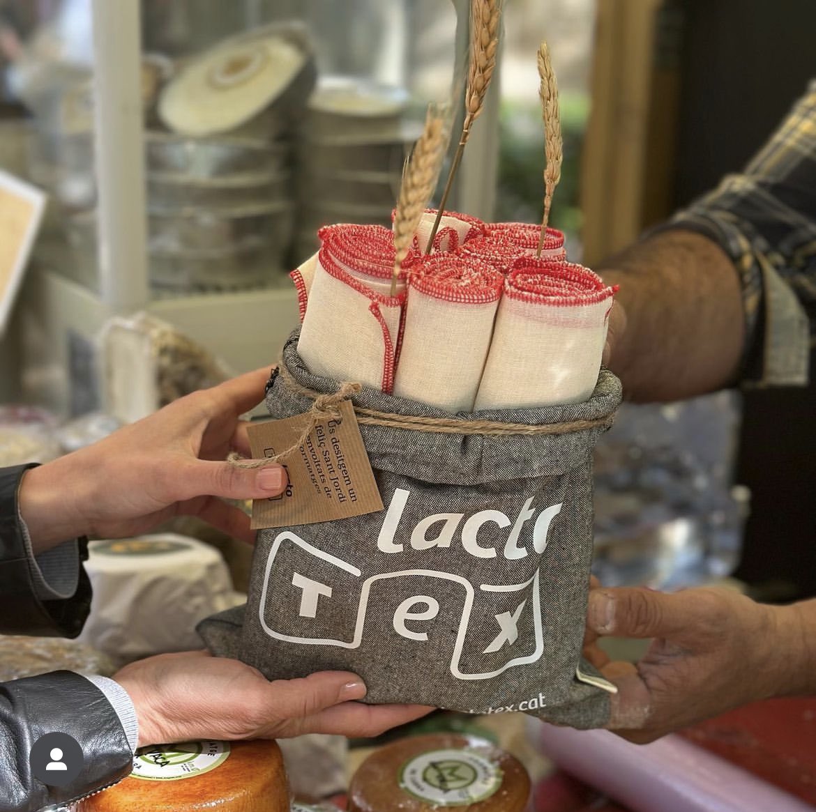 LACTOTEX's tweet photo. Molt contents de poder fer entrega dels obsequis als formatgers i gaudir d’aquesta gran festa del formatge català  @LactiumVic 💛 https://t.co/kXbQzSFeHO