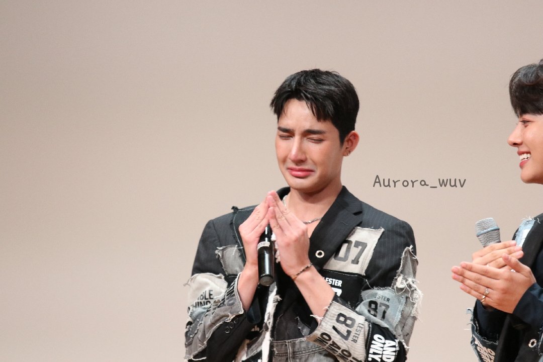 Aurora_wuv's tweet photo. 230422 GMM FANDAY FAN Meeting Preview 

울어도 괜찮아
우리가 함께 있어줄게

#GMMTVFANDAY3 
#EMJDfandayxSEOUL #EarthMix https://t.co/WTmOpeZnqh