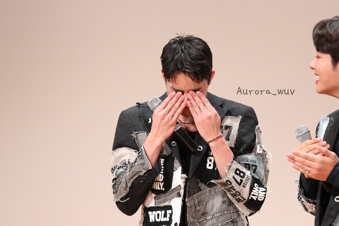 Aurora_wuv's tweet photo. 230422 GMM FANDAY FAN Meeting Preview 

울어도 괜찮아
우리가 함께 있어줄게

#GMMTVFANDAY3 
#EMJDfandayxSEOUL #EarthMix https://t.co/WTmOpeZnqh